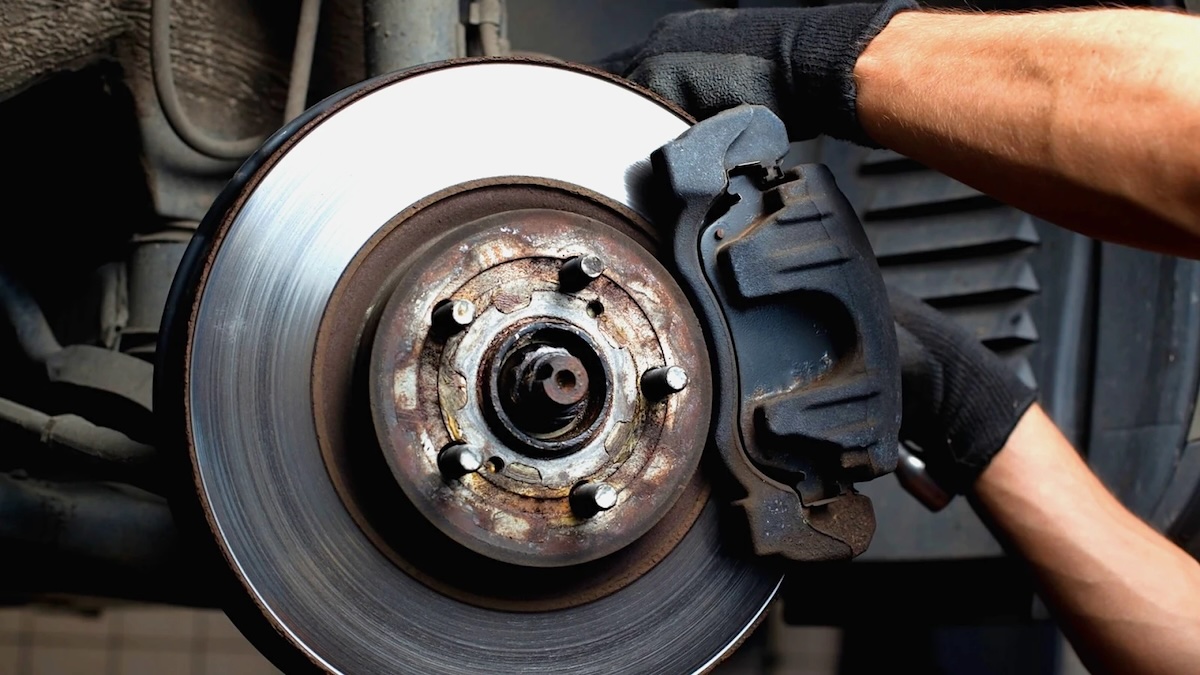 Почему тормоза теряют эффективность после длительной стоянки