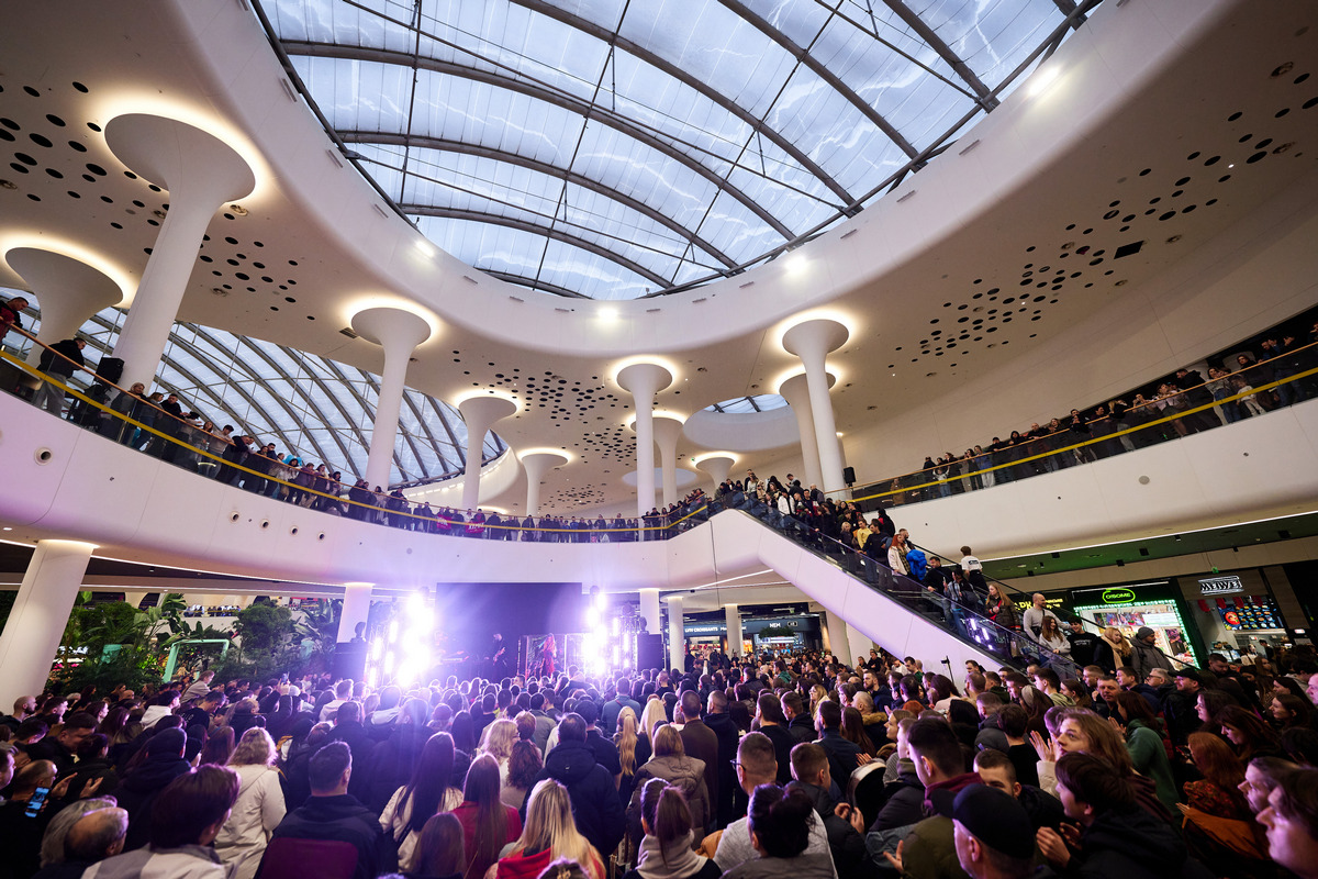 День Закоханих в ТРЦ Respublika Park: концерт KOLA та Міші Крупіна, благодійність, партнерські колаборації та бал принцес