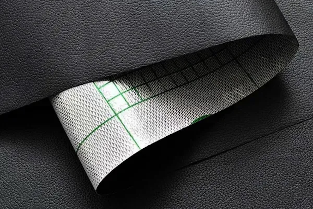 Самоклеючий шкірозамінник (екокожа): сучасний матеріал для ремонту та реставрації