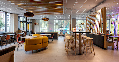 Перший в Україні McDonald’s де більшість оздоблення виконано з використанням перероблених матеріалів відкрили у Львові
