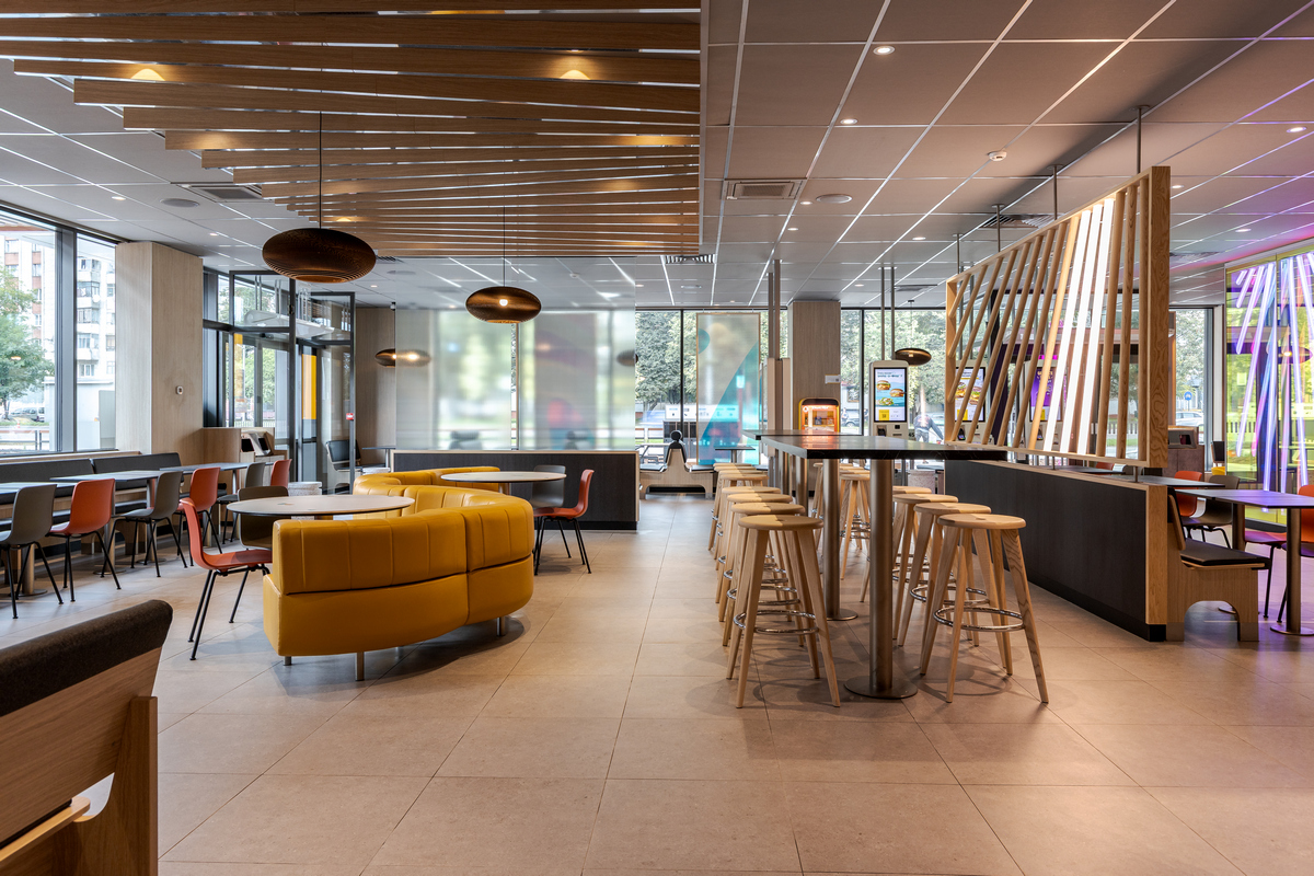 Перший в Україні McDonald’s де більшість оздоблення виконано з використанням перероблених матеріалів відкрили у Львові