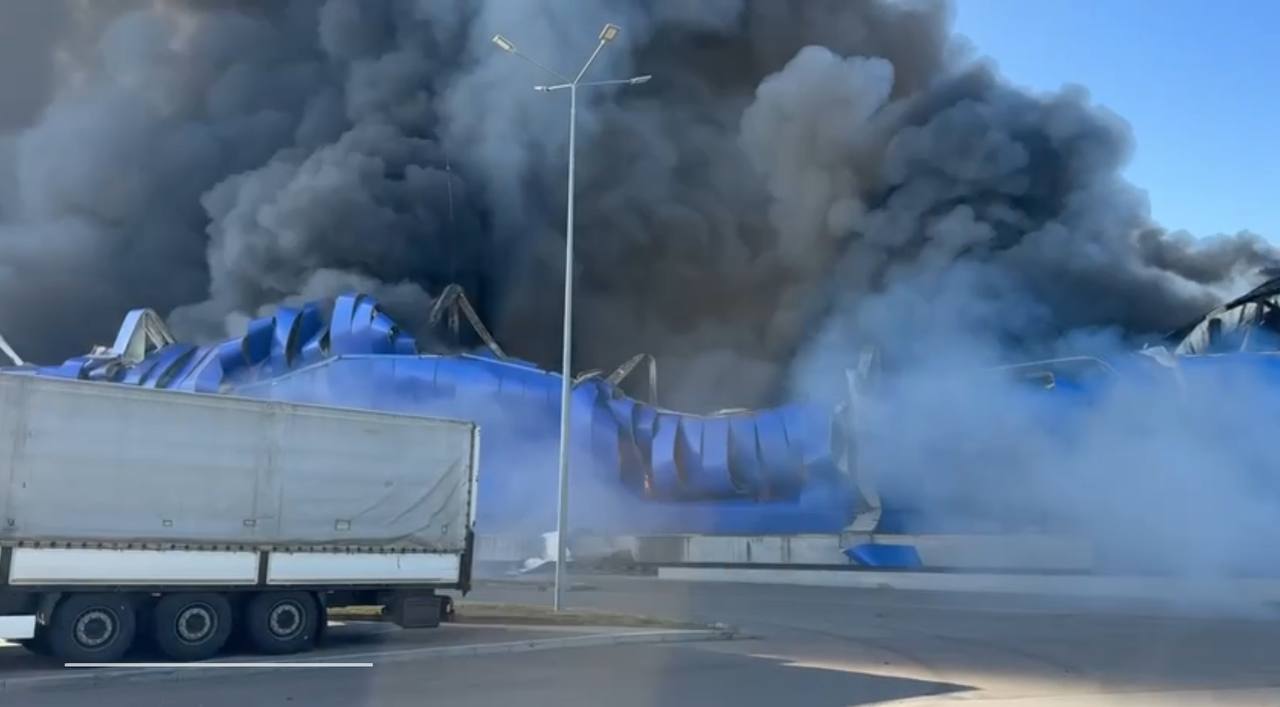 Після атаки ворожих дронів постраждав логістичний центр Епіцентр на Київщині (+фото)