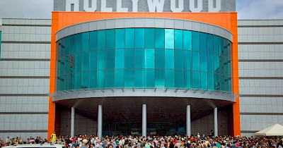 Чернігівський ТРЦ Hollywood Mall першим з ТРЦ в Україні інтегрує чат-бот зі штучним інтелектом