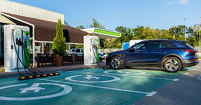 ОККО встановила ще 24 Ultra Fast Chargers на 19 АЗК — електромобілістам стало простіше подорожувати між містами