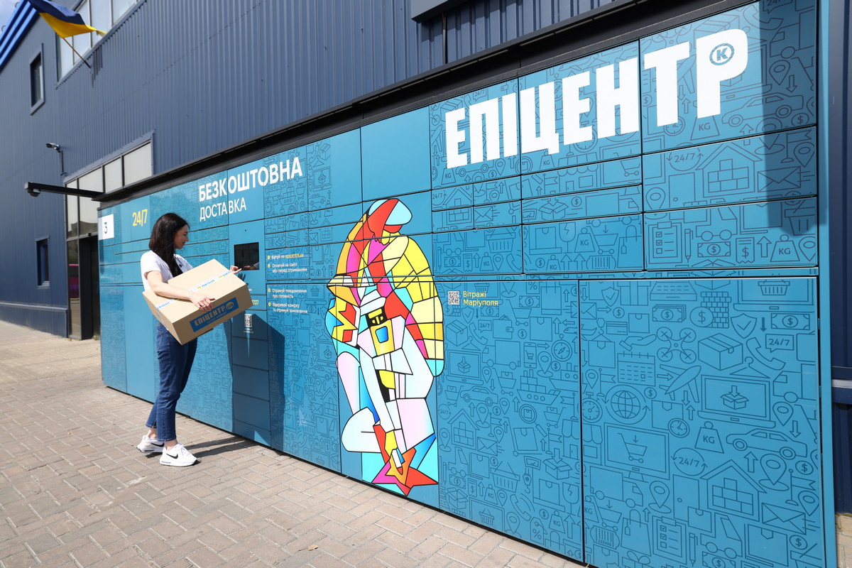 Епіцентр відтворив видатні вітражі Маріуполя на поштоматах по всій Україні