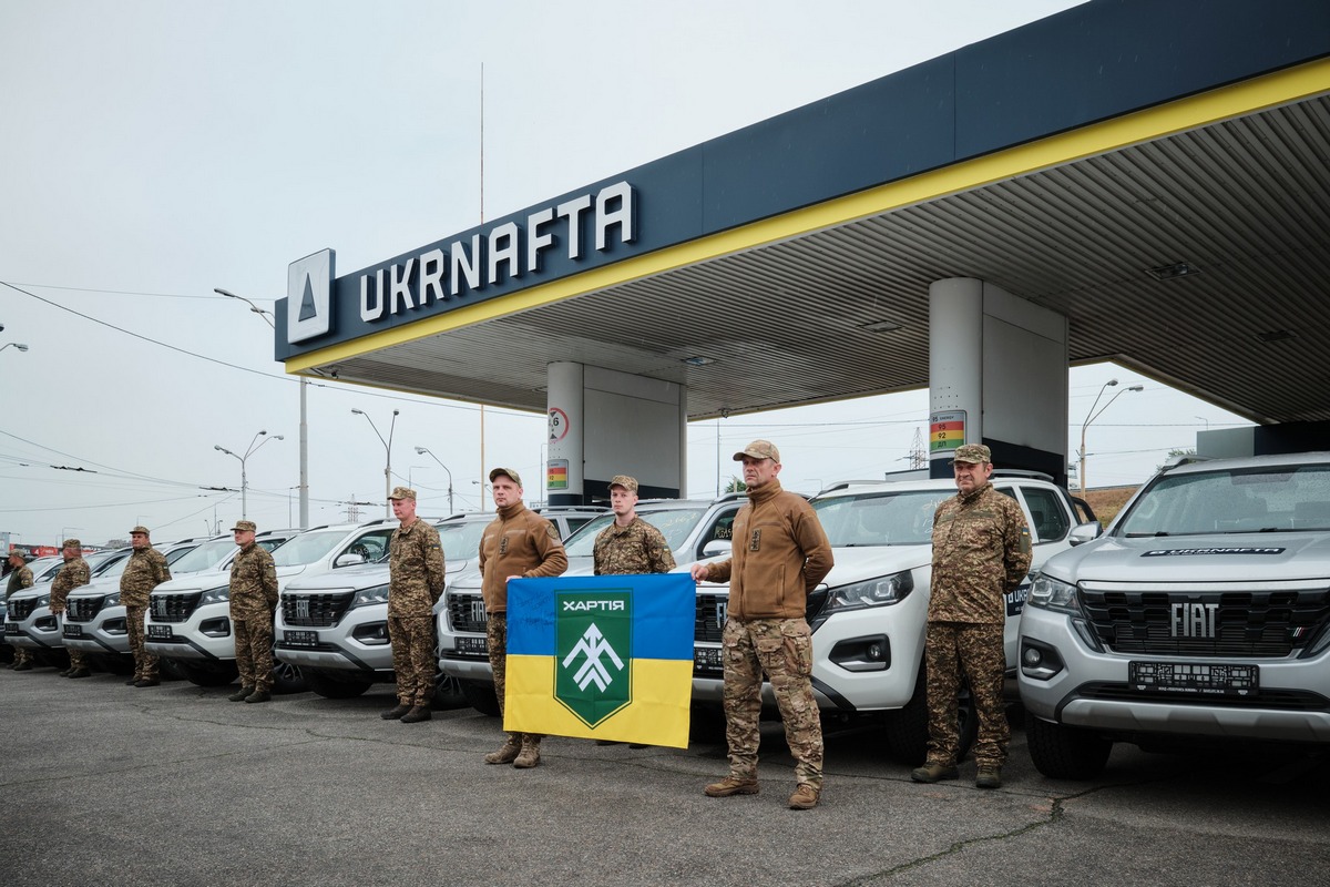 Перші результати «Енергійного збору»: Ukrnafta передала 14 пікапів для бригади «Хартія»