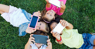 Який смартфон купити для дитини в школу