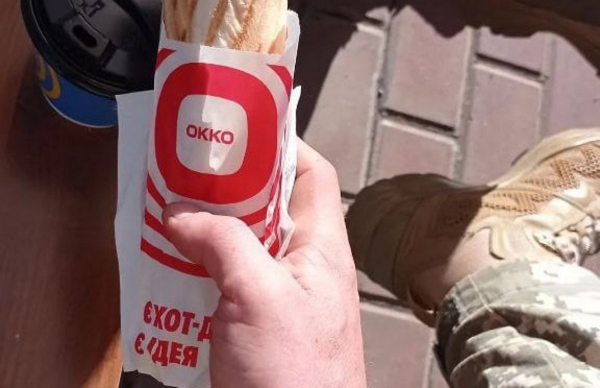 8,3 мільйона порцій кави та 4,8 мільйона хотдогів: ОККО продовжує безкоштовно годувати військових на прифронтових АЗК