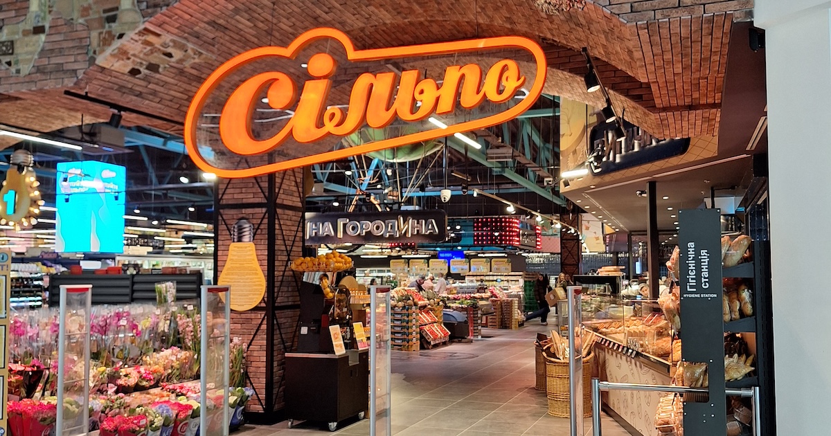Велошар, коркотяг-самолет и конь-мультитул: в пригороде Киева открыли новый супермаркет Сільпо (фотообзор)