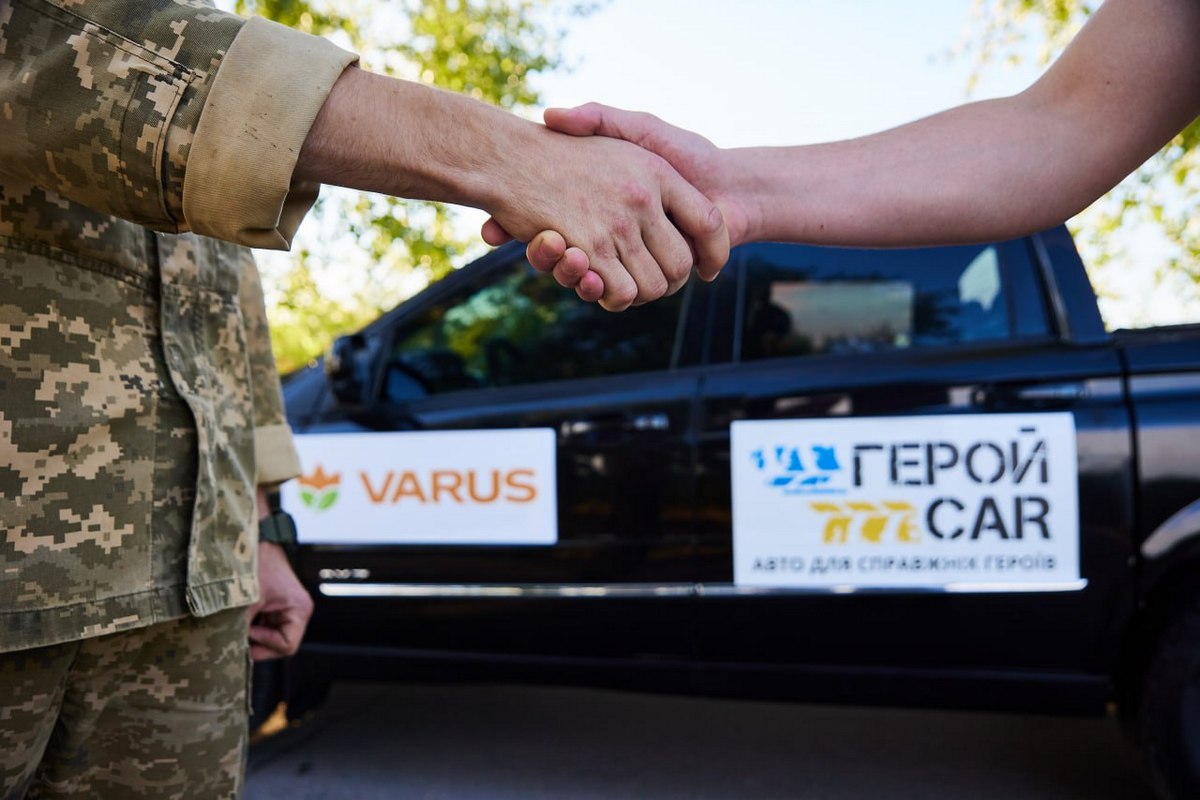 Мережа Varus разом із клієнтами зібрали кошти та передали дві автівки для проєкту ГеройCar