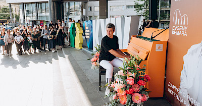 До Дня Києва біля ТРЦ Gulliver відбувся концерт на легендарному піаніно, яке евакуювали із зони бойових дій (+фото)