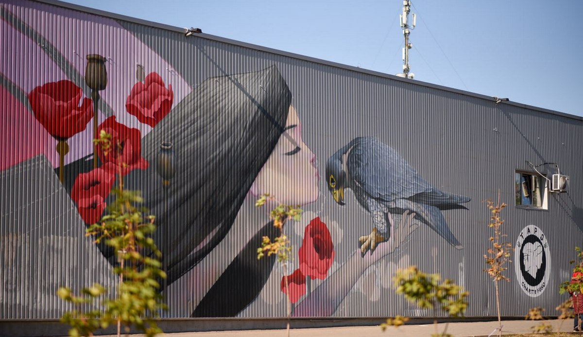 На фасаді супермаркету Varus у Дніпрі з’явився мурал, присвячений загиблим героям