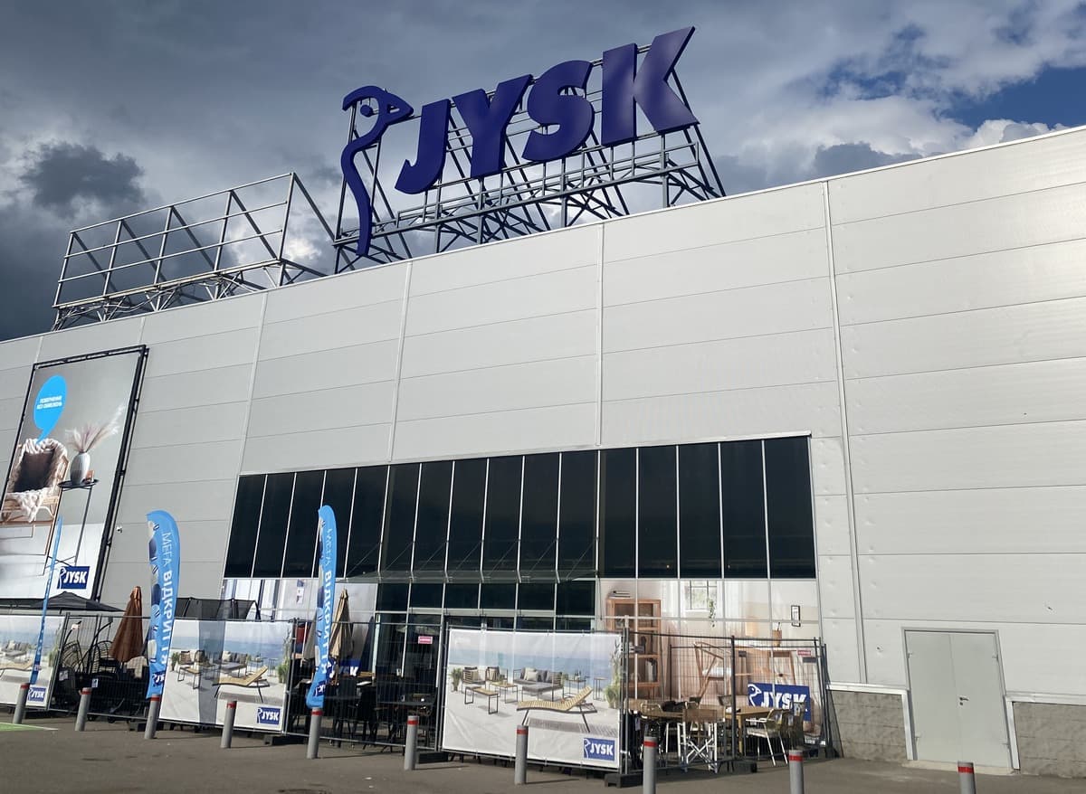 JYSK в одесском ТРЦ Riviera возобновил работу магазина через год после ракетного удара (+фото)