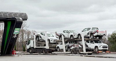 Мережа АЗК UPG передала ЗСУ чергову партію нових пікапів та трал для перевезення техніки