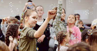 Три тисячі українських дітей отримають психологічну та гуманітарну допомогу від БФ «Мама плюс Я» та компанії Алло