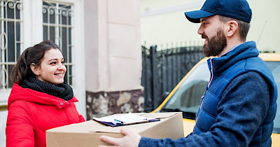 Без очередей и заполнения деклараций: отправить посылку за границу теперь можно через Meest Почта