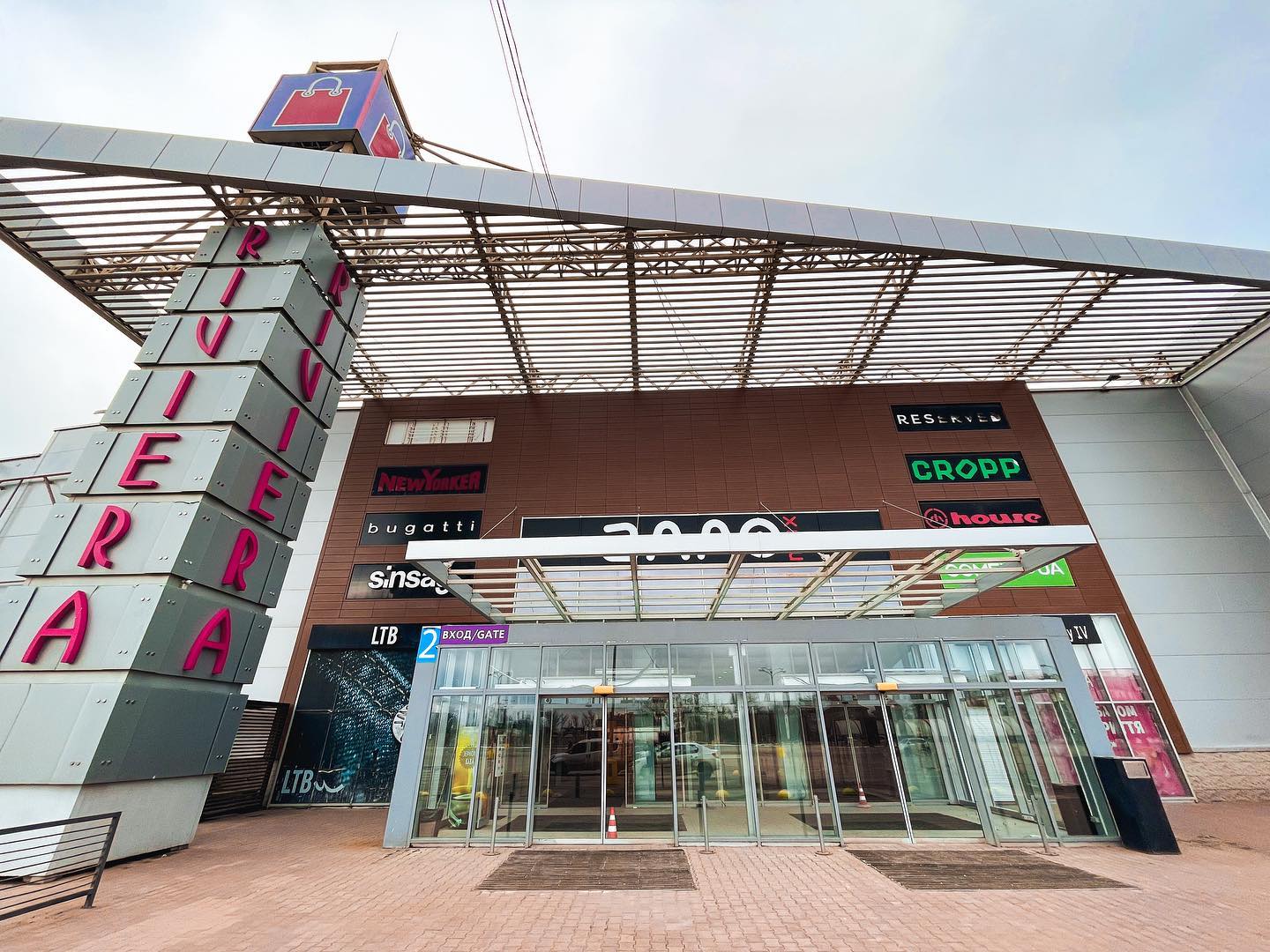 Одесский ТРЦ Riviera Shopping City возобновил вторую часть ТРЦ после ракетного обстрела (+фото)