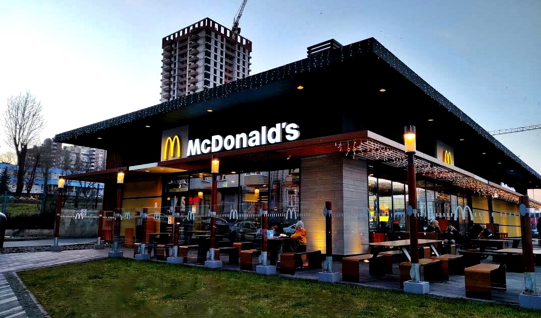 McDonald’s відновлює роботу перших трьох у 2023 році ресторанів