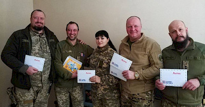 Українські військові відправили рідним тисячі паперових листівок