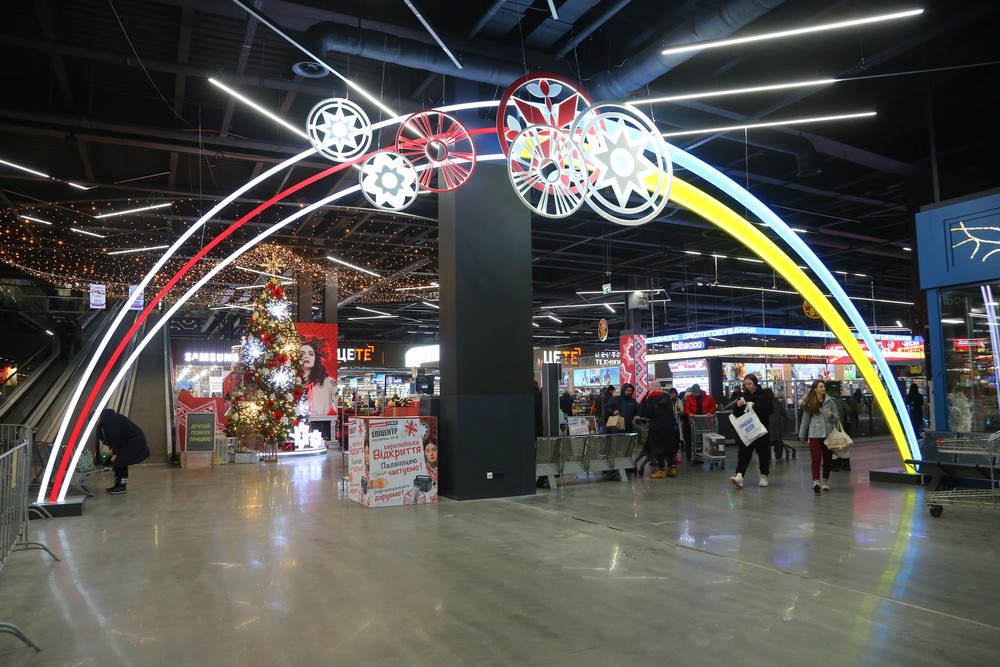 В Киеве после реновации открылся крупнейший ТЦ Эпицентр (фотообзор)