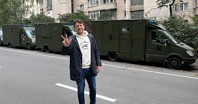 WOG та благодійний фонд Сергія Притули передали ЗСУ три евакуаційні авто