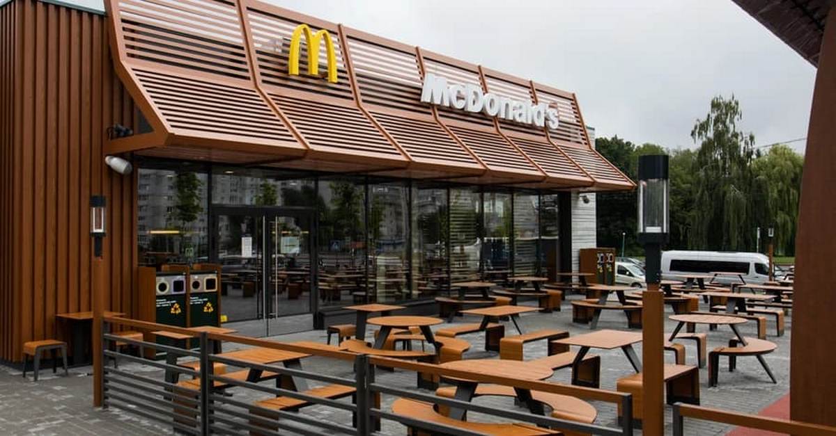 McDonald’s Ukraine возобновляет работу еще семи точек в Киеве. Пока что – только на доставку, теперь и на правом берегу