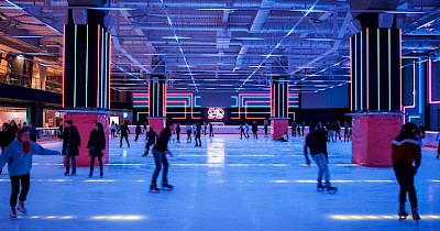 Неоновый лед: в ТРЦ Cosmo Multimall открыли ледовую арену Fifty Ice (+фото)