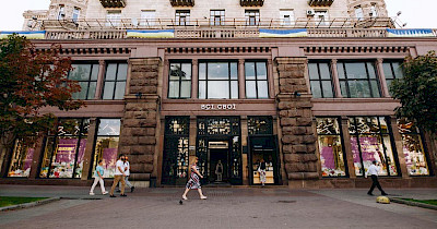 Всі. Свої відновили роботу магазинів на Хрещатику в Києві