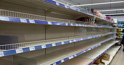 Торговля под обстрелами: как продуктовые сети доставляют еду в прифронтовые города