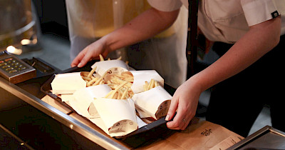 Секрет фирмы: почему заведения российского эрзаца “Вкусно и точка” никогда не смогут стать McDonald’s