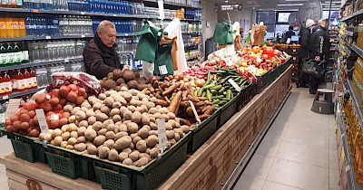 Дефіциту та підвищення цін не буде: все більше мереж відновлює роботу, в магазинах вже немає порожніх полиць