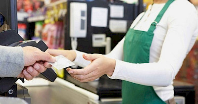 З початку війни на касах супермаркетів, аптек та АЗС вже зняли понад 1 млрд грн готівки