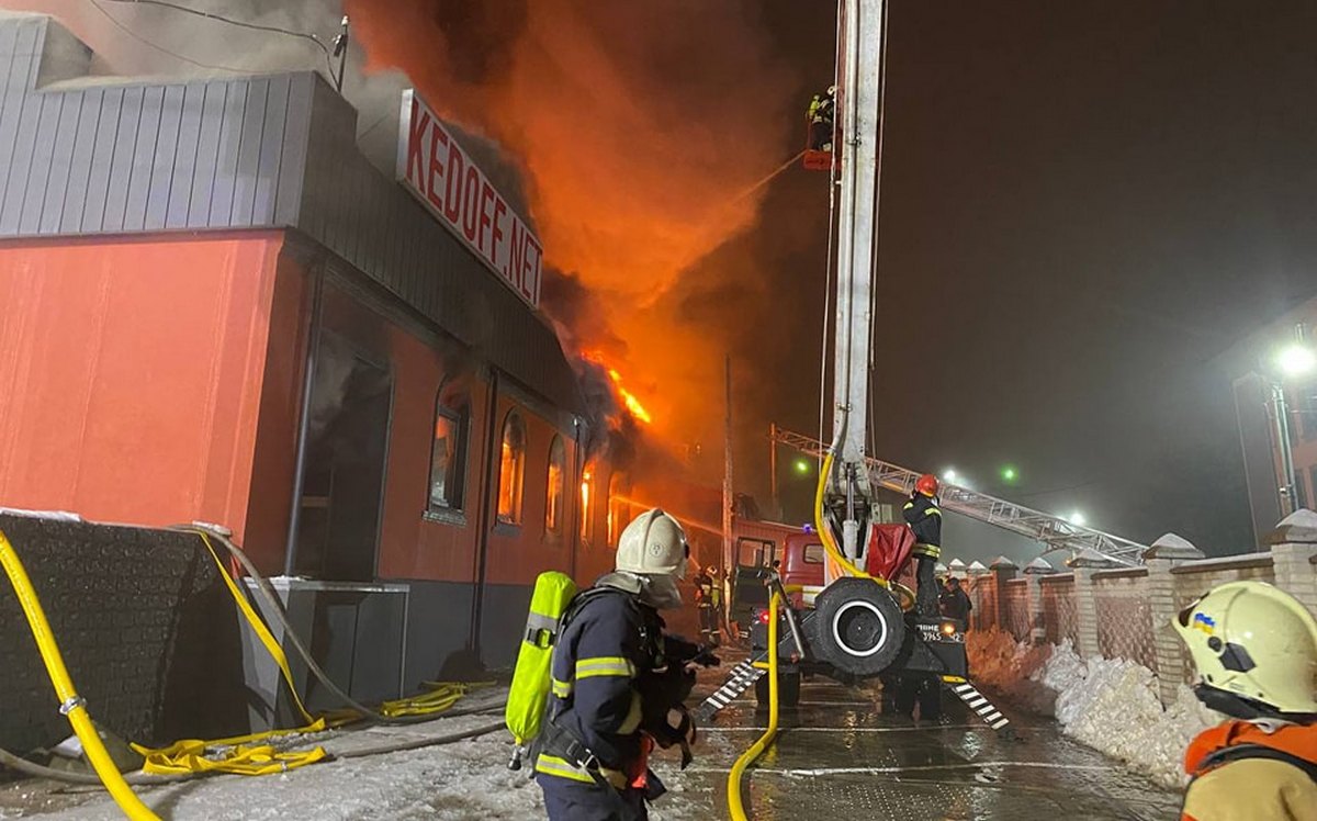 В Ровно сгорел склад интернет-магазина обуви Kedoff.net, владелец просит о помощи