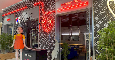 Кальмар по-корейски: в ТРЦ Retroville оформили ресторан в стиле «Игры в кальмара» (фотообзор)