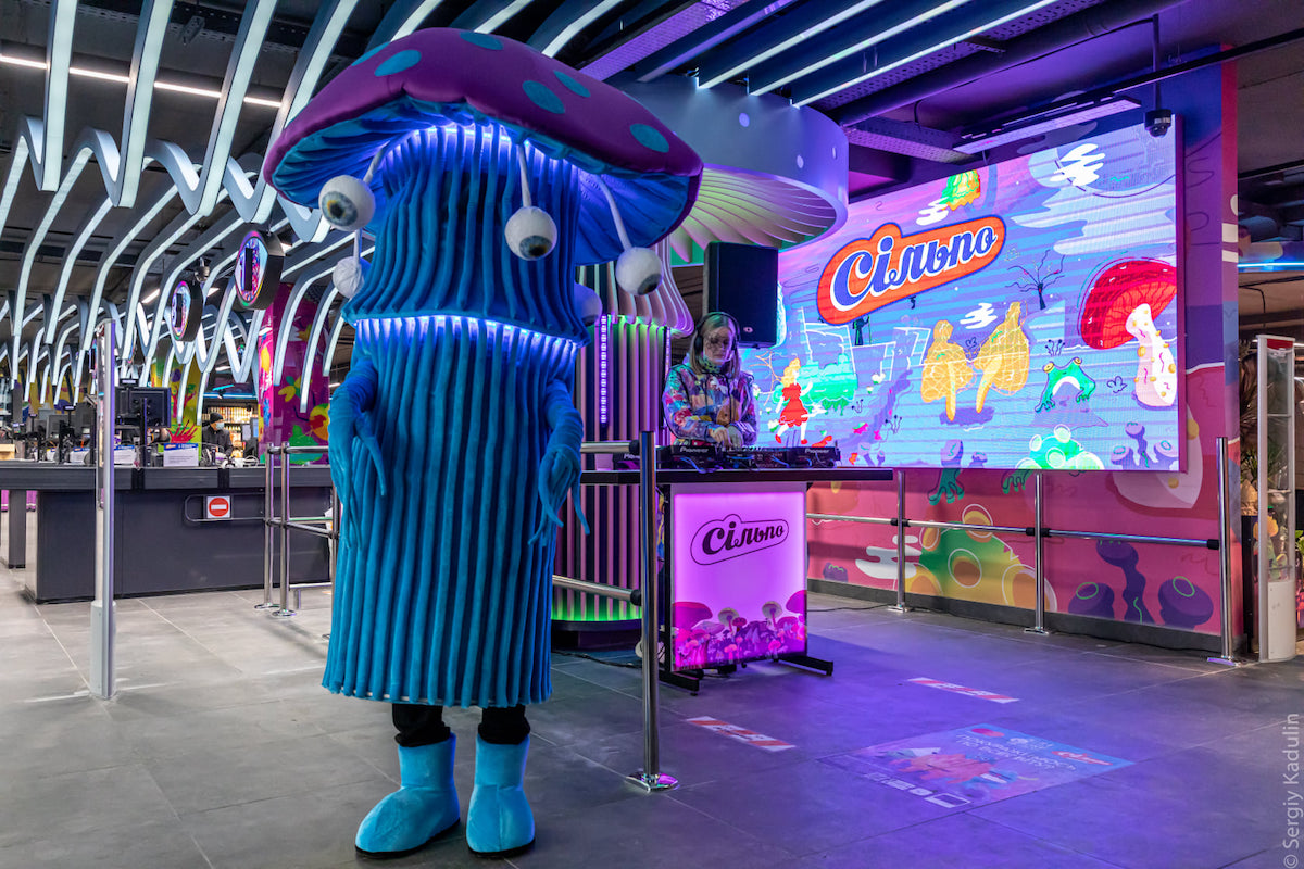 Люди та гриби: мережа Сільпо відкрила черговий психоделічний супермаркет (фотоогляд)