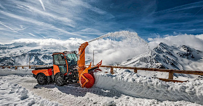 Потужний та багатофункціональний Karcher Holder S 130 для прибирання доріг і влітку, і взимку вже в Україні