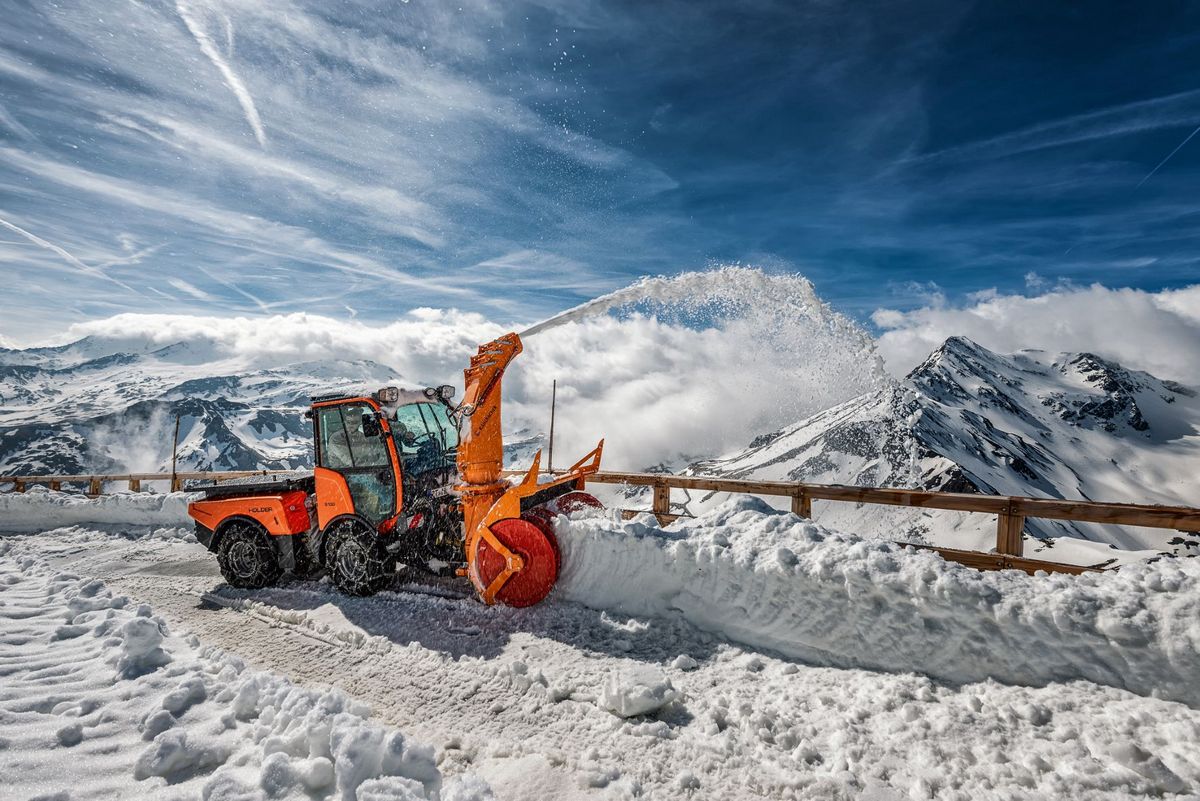 Потужний та багатофункціональний Karcher Holder S 130 для прибирання доріг і влітку, і взимку вже в Україні