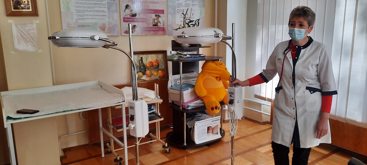 Діти майбутнього: EVA і БФ Коло передали лампу фототерапії до Тернопільської дитячої лікарні