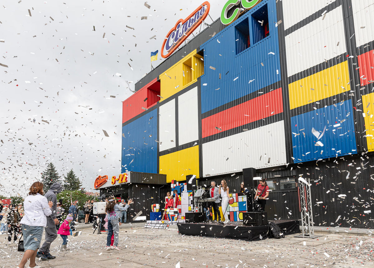 Еще один экстраординарный: новый Сільпо в Калуше посвятили неопластицизму (+фотообзор)