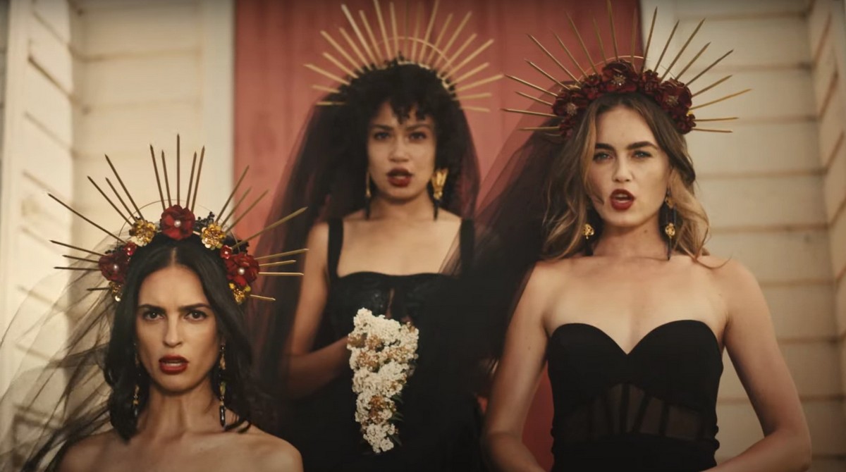 Реклама недели: котики-людоеды, шпионское пиво, алкоголь от Coca-Cola и вирусный ролик о iPhone 13