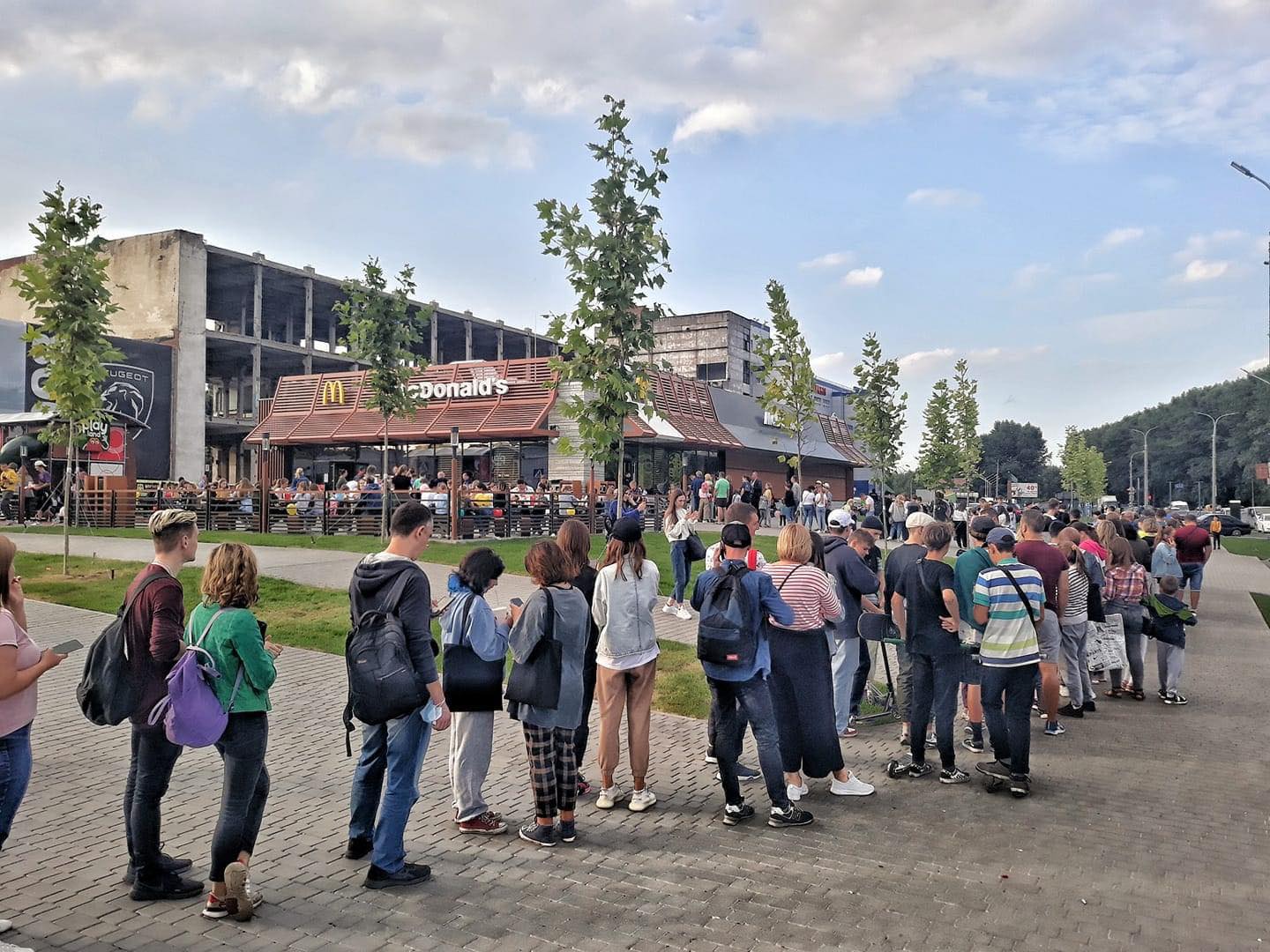 Магніт для гостей: біля майбутнього ТРЦ Темп відкрився перший у Хмельницькому McDonald’s (+фотоогляд)