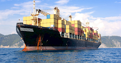 Збої в глобальних ланцюжках поставок триватимуть в першій половині 2022 року – Bloomberg