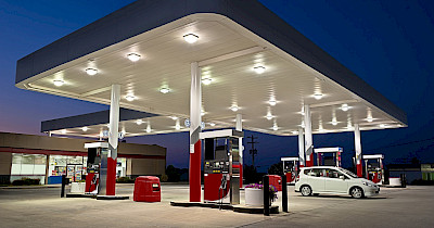 Хто втамовує спрагу «залізних коней»: найбільші мережі АЗС України та кому вони належать