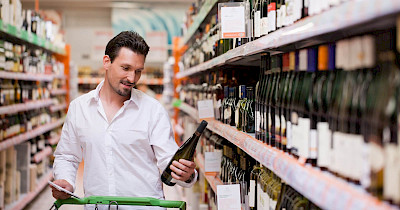 Депутаты хотят запретить продажу алкоголя и сигарет в супермаркетах