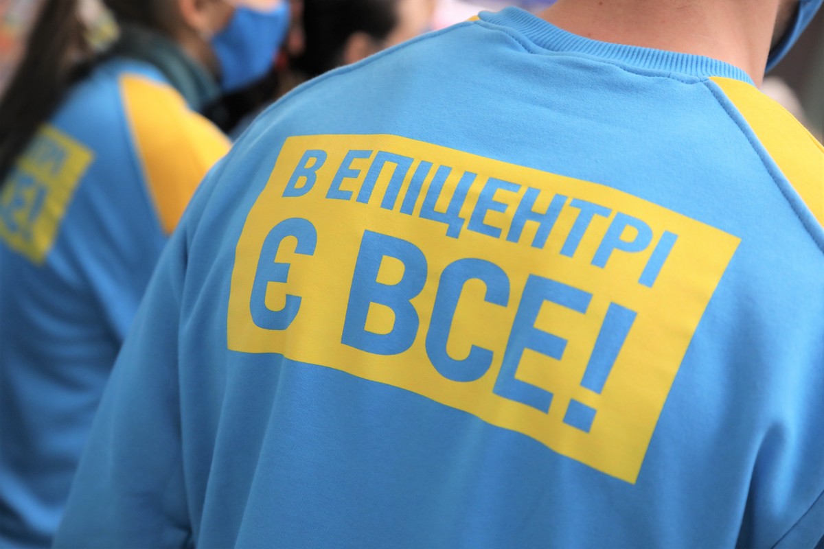 Епіцентр запровадив для персоналу новий яскравий одяг