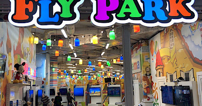 В столичном ТРЦ Dream Town открылся инновационный детский центр Fly Park, и строится один из крупнейших скалодромов Европы