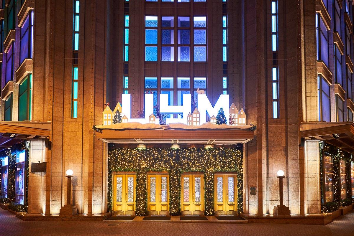 Свято наближається: новорічні вітрини ЦУМ Київ