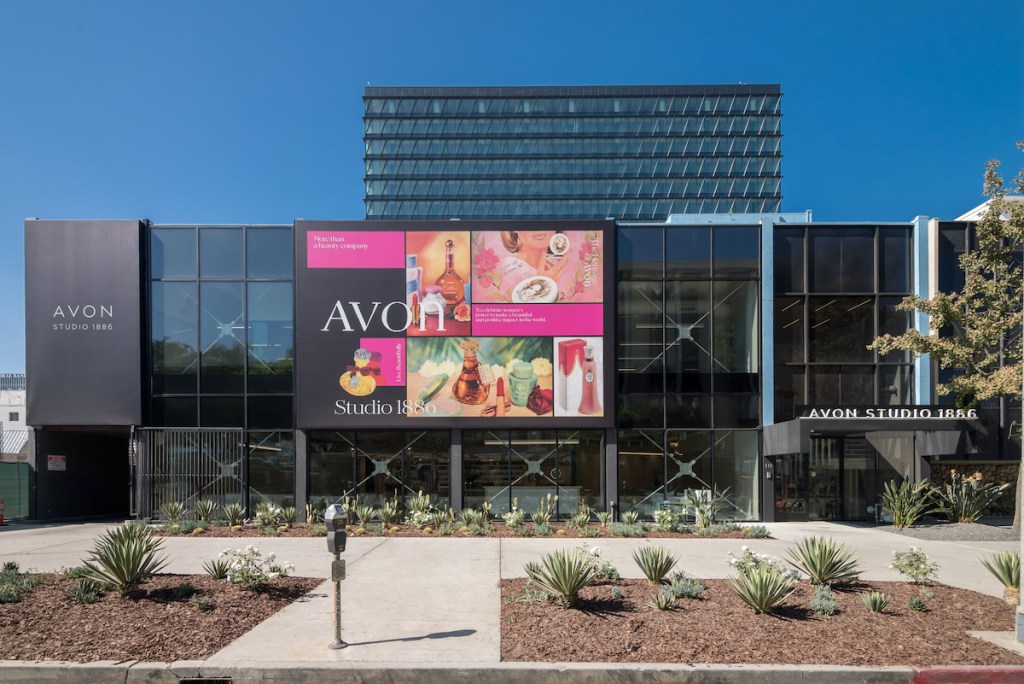 Перший фізичний: компанія Avon відкрила свій перший “цегляний” супермаркет