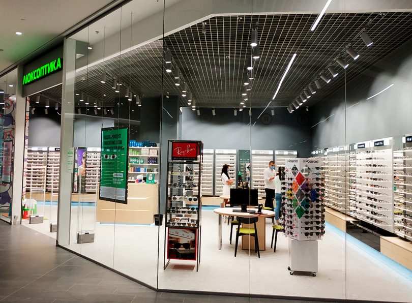 Первая Люксоптика с открытым кабинетом мастера-оптика начала работу в киевском ТРЦ Retroville (+фото)