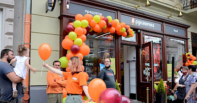 Два в одному: мережа Рукавичка відкрила два нові магазини в один день (+фото)